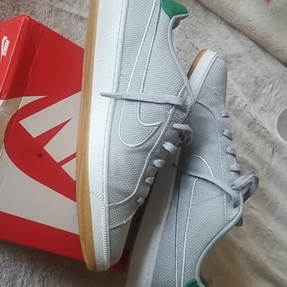 Sneakers - Picture 3 of 5